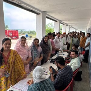 शाहपुरा के शिक्षकों राज्य कर्मचारियों की सराहनीय पहल किताब थमाने वाले शिक्षक