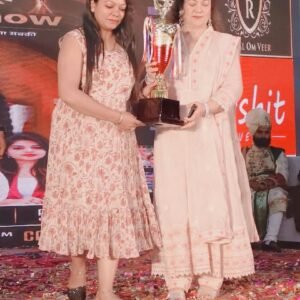 बॉलीवुड अभिनेत्री मंदाकिनी ने भीलवाड़ा की पर्वतारोही शिवानी भरावा को किया सम्मानित