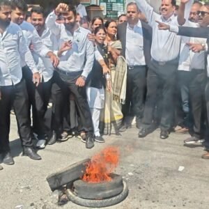 भीलवाड़ा में वकीलों का फूटा गुस्साः साथी वकील पर जानलेवा